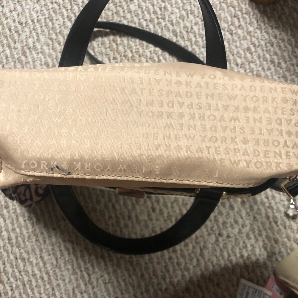 Elegant Black and Cream Handbag - Picture 13 of 13